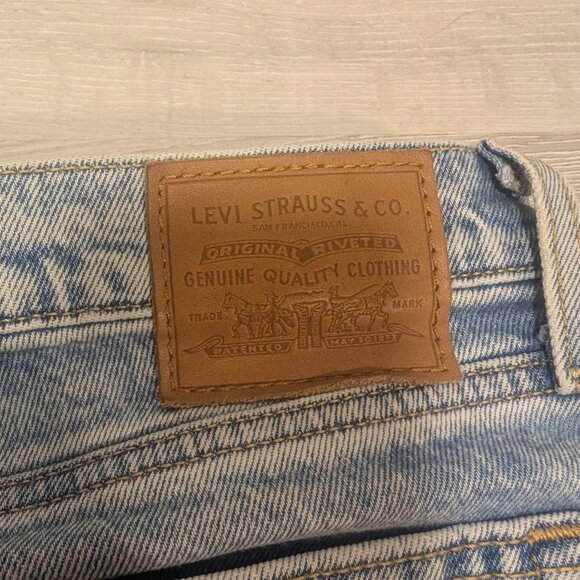 Levi's Light Wash Jeans - Picture 7 of 8